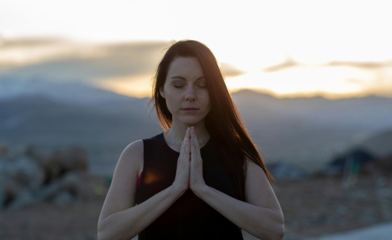 Persona in meditazione in ambiente naturale sereno